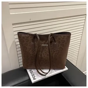 Vue détaillée du grand sac cabas à motif léopard avec des anses marron élégantes