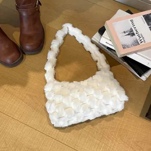 Borsa a tracolla in peluche intrecciato bianco per l'inverno su fondo in legno