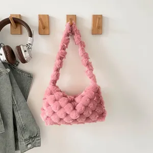 Borsa a tracolla in peluche rosa con trama morbida e cinturino per moda invernale