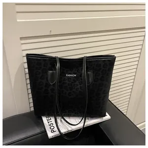 Détail d'un grand sac cabas noir à imprimé animal avec texte FASHION et double bandoulière