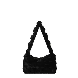Borsa a spalla minimalista in peluche nero con design a bolle e silhouette a triangolo
