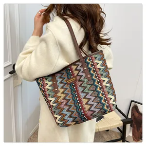 Detail der Boho-Tasche mit bunten Wellenmustern und hochwertigen Lederriemen