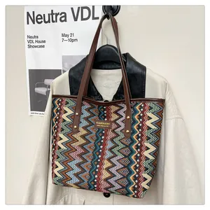 Detailaufnahme der Ethno-Tasche mit Zickzack-Muster und hochwertigem Leder-Logoetikett