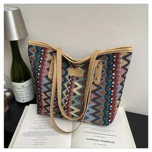Detail der Vintage-Bohème-Einkaufstasche mit bunten Mustern und Griffen aus PU-Leder