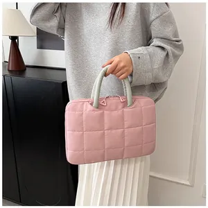 Borsa porta PC trapuntata rosa con manici verde salvia e dettaglio doppia cerniera