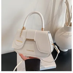 Détail du sac de selle blanc avec garniture en métal doré et logo Fashion & Bags