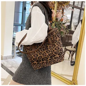 Dettaglio ravvicinato di una grande borsa tote leopardata per la moda autunno-inverno