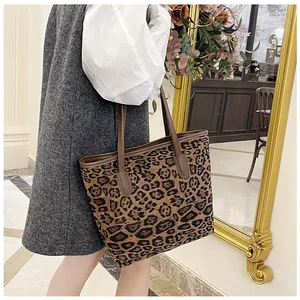 Dettaglio della grande borsa tote leopardata con manici marroni in interni eleganti