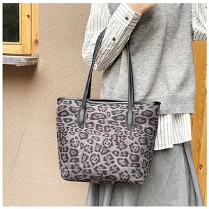 Dettaglio della borsa shopper leopardata indossata con un outfit casual moderno