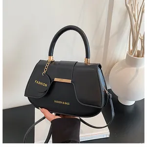 Détail du sac selle noir semi-circulaire avec garnitures dorées et logo fashion