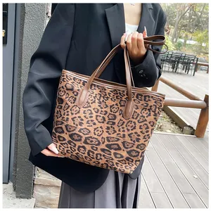 Dettaglio della grande borsa tote leopardata con manici marroni per lo stile autunnale