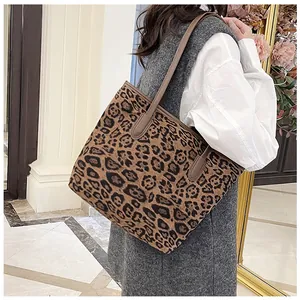 Dettaglio della borsa tote leopardata con manici in pelle pregiata e tessuto testurizzato