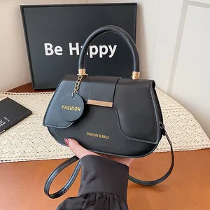 Sacoche Selle Femme en Cuir PU Design de Niche Pendentif de Mode Décor en Métal Doré Sac à Main Bandoulière Sac Quotidien