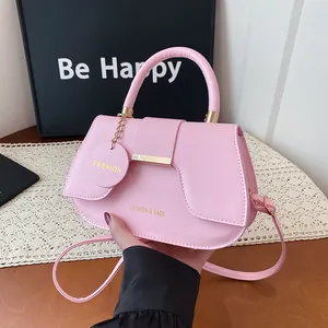 Sacoche selle en cuir PU rose avec boucle dorée et bandoulière amovible pour femme