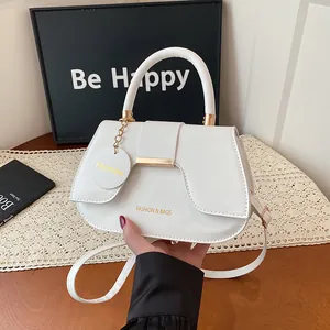 Sacoche selle en cuir verni blanc avec chaîne dorée et poignée pour femme