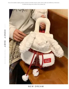 Détail du sac à dos lapin en peluche avec tissu à carreaux rouge et oreilles mignonnes