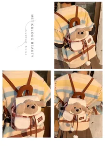 Détail du sac à dos peluche chien mignon avec motif à carreaux et pompons décoratifs