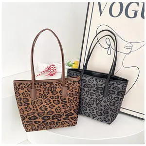 Dettaglio di grandi borse tote con stampa leopardata nei toni del marrone e grigio