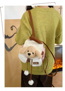 Vue détaillée du sac à dos en peluche chien avec tissu à carreaux et décoration mignonne