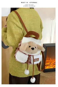 Détail du sac à dos peluche chien avec poches blanches duveteuses et sangles marron