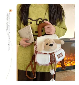 Détail d'un sac à dos peluche chien mignon avec motif à carreaux rose et blanc