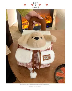 Détail d'un sac à dos en peluche à carreaux avec tête de chiot et poches blanches