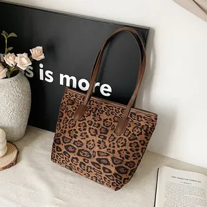 Grande borsa tote leopardata con manici in pelle marrone per l'uso quotidiano della donna