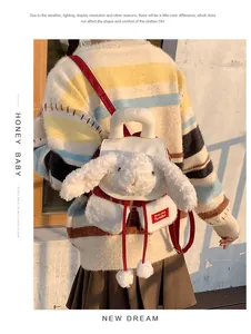 Détail du sac à dos à carreaux rouges avec un lapin en peluche et poignée en cuir
