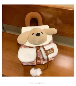 Détail du sac à dos en peluche à carreaux roses avec chiot 3D et textures douces