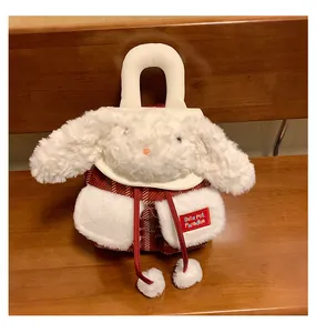 Détail d'un joli sac à dos peluche avec tissu à carreaux rouge et fausse fourrure blanche