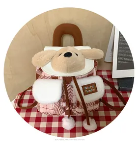 Détail du sac à dos peluche chiot avec tissu à carreaux rose et poches blanches