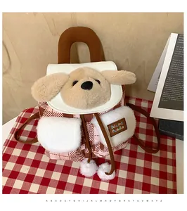 Détail du sac à dos peluche chiot à carreaux rouges avec tête de chien 3D et pompons blancs