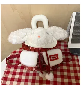 Détail d'un sac à dos en peluche à carreaux avec motif lapin et poches douces en fourrure