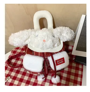 Détail du sac à dos en peluche à carreaux rouges et blancs avec tête de lapin en 3D