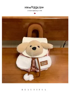 Détail de chiot en peluche sur un sac à dos à carreaux avec poches en fausse fourrure