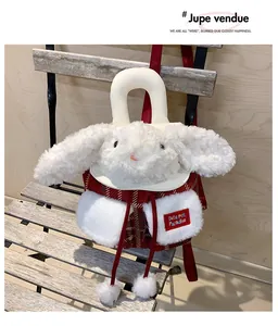 Détail du sac à dos lapin à carreaux rouges avec oreilles en peluche et logo brodé