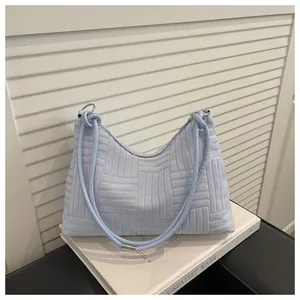 Détail du sac bandoulière en velours côtelé bleu clair avec anse corde et anneau argent