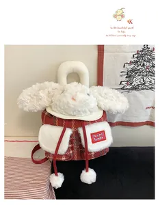 Détail d'un sac à dos à carreaux rouges avec rabat lapin en peluche et doubles poches