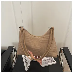 Détail du sac à bandoulière en velours côtelé kaki avec texture tissée et anneaux en métal