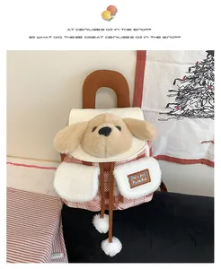 Détail du sac à dos peluche à carreaux rouges avec tête de chien 3D et poches douces