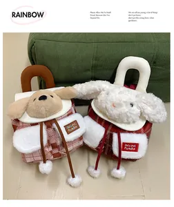 Détail de sacs à dos en peluche avec motif à carreaux et breloques en pompon moelleux