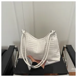 Détail du sac à bandoulière en velours côtelé blanc montrant sa texture et sa douceur