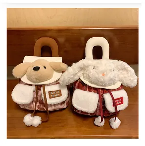 Détail de sacs à dos en peluche chiot et lapin avec des motifs à carreaux rouges et bruns