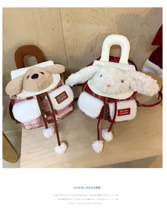 Détail du sac à dos en peluche avec motif à carreaux et étiquettes mignonnes d'animaux