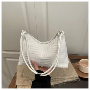 Détail du sac à bandoulière en velours côtelé blanc avec texture à carreaux chic