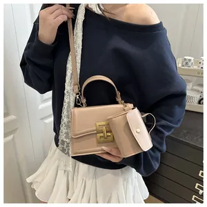 Bolso bandolera beige con hebilla dorada, mini monedero y detalle de cinta de encaje