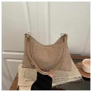 Détails du sac à main en velours côtelé kaki avec texture et boucles métalliques
