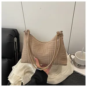 Vue détaillée du sac à bandoulière en velours beige avec texture carrée et fines lanières