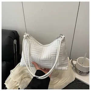 Détail du sac hobo en velours côtelé blanc avec anses corde et anneaux argent