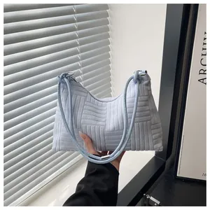 Vue détaillée du sac en velours côtelé bleu clair avec texture à carreaux en relief